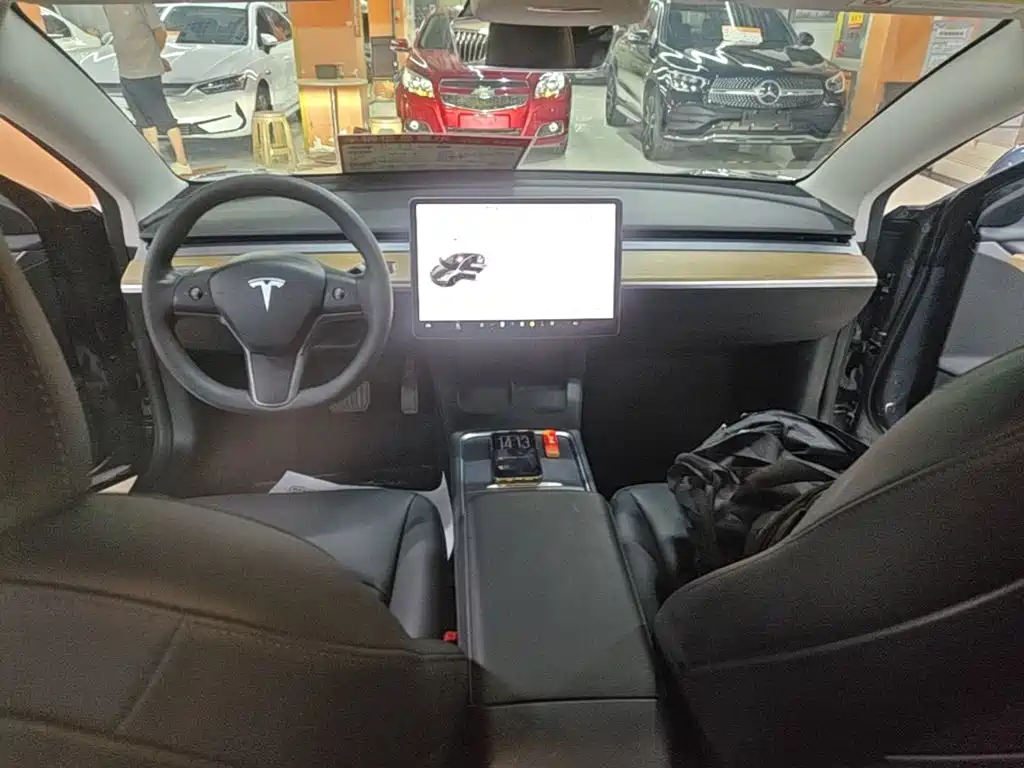 Tesla Model 3 — миниатюра 10