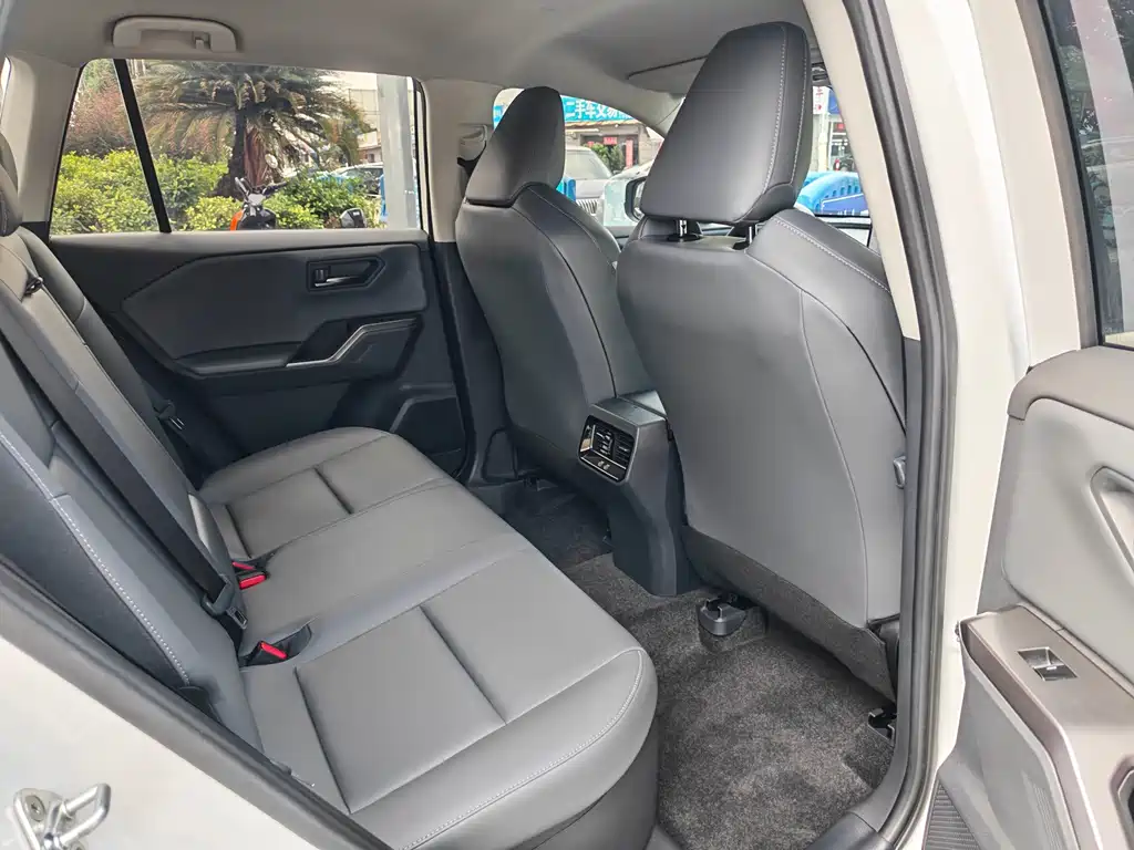 Toyota RAV4 — миниатюра 11