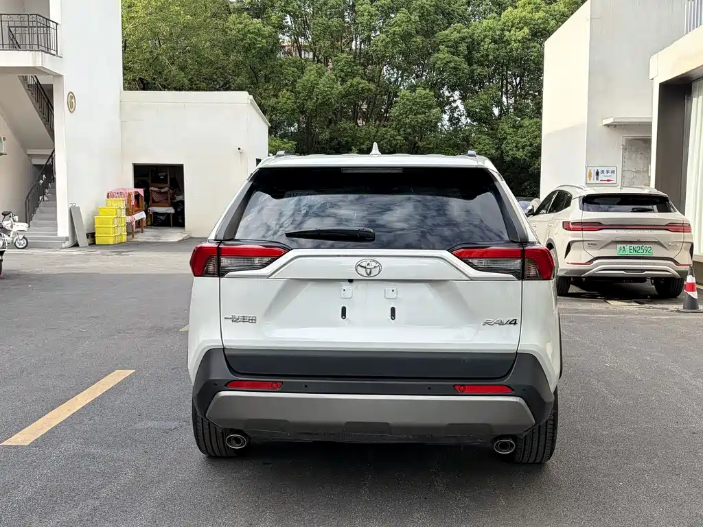 Toyota RAV4 — миниатюра 8