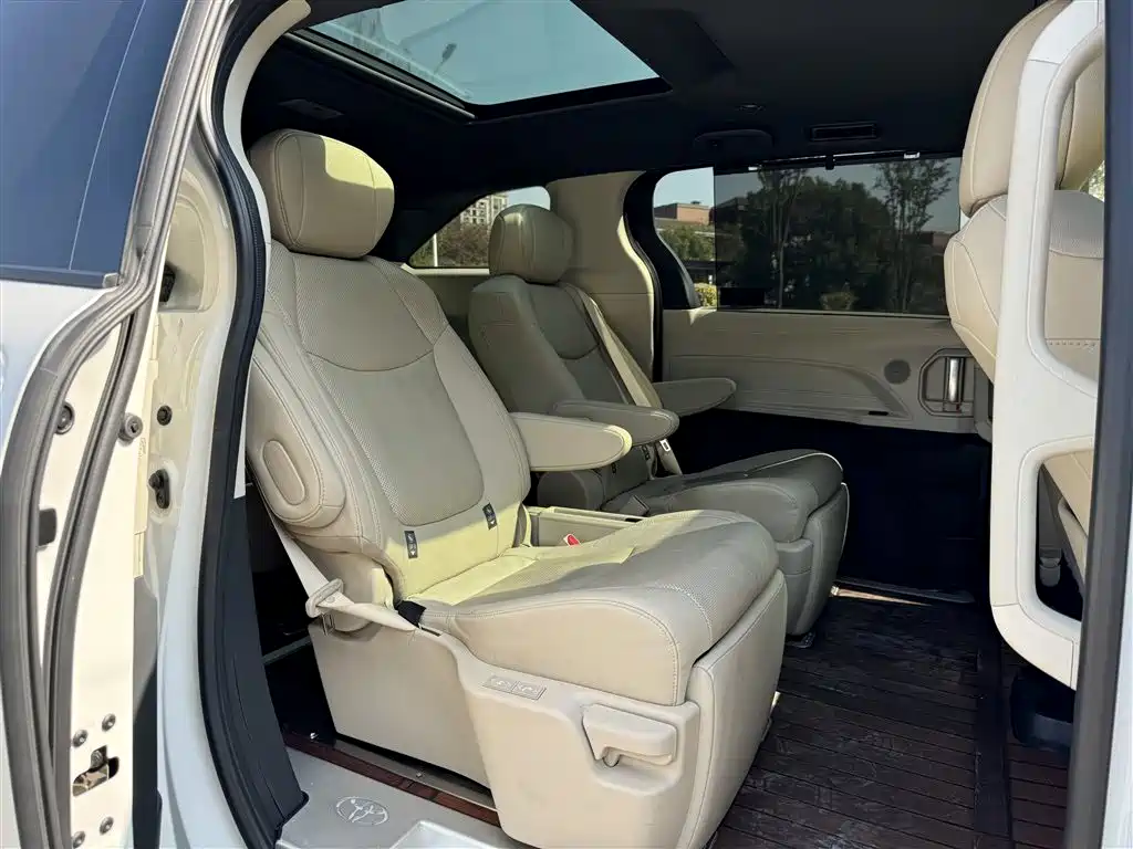 Toyota Granvia — миниатюра 6