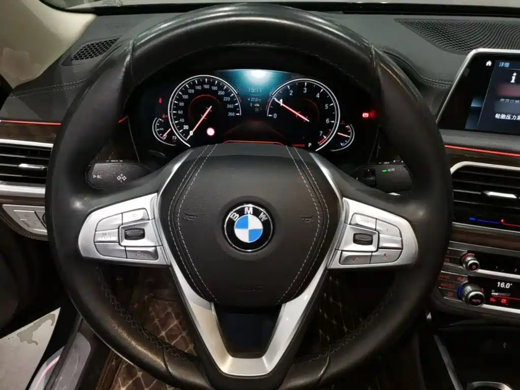 BMW 7 Series — миниатюра 11