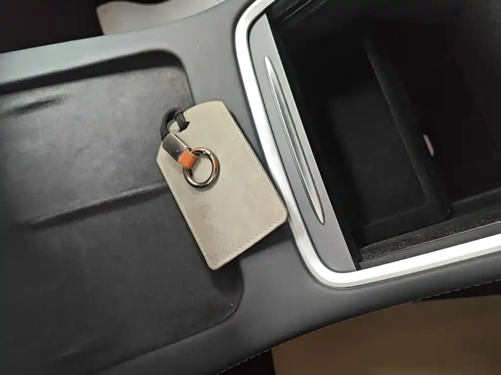 Tesla Model Y — миниатюра 9