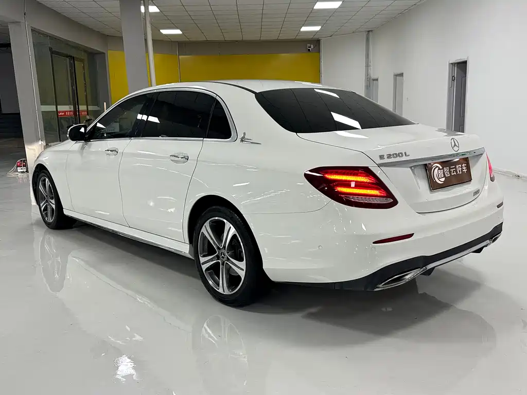 Mercedes-Benz E-Class — миниатюра 7