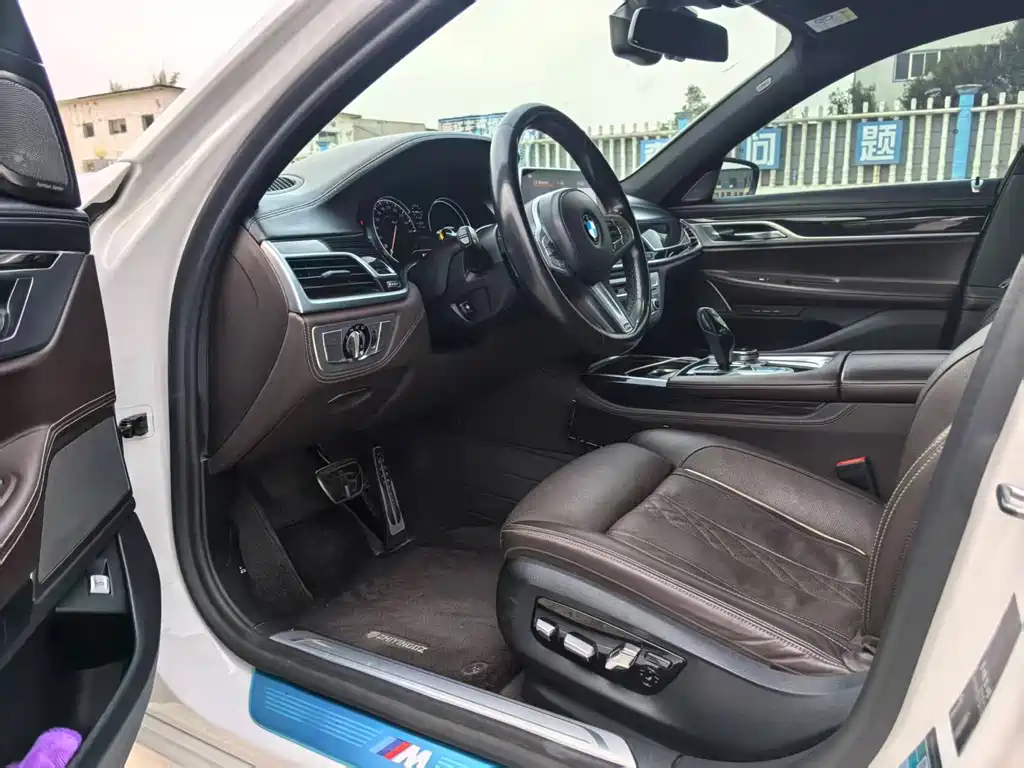 BMW 7 Series — миниатюра 4