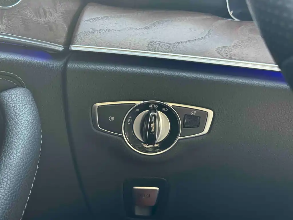 Mercedes-Benz E-Class — миниатюра 11