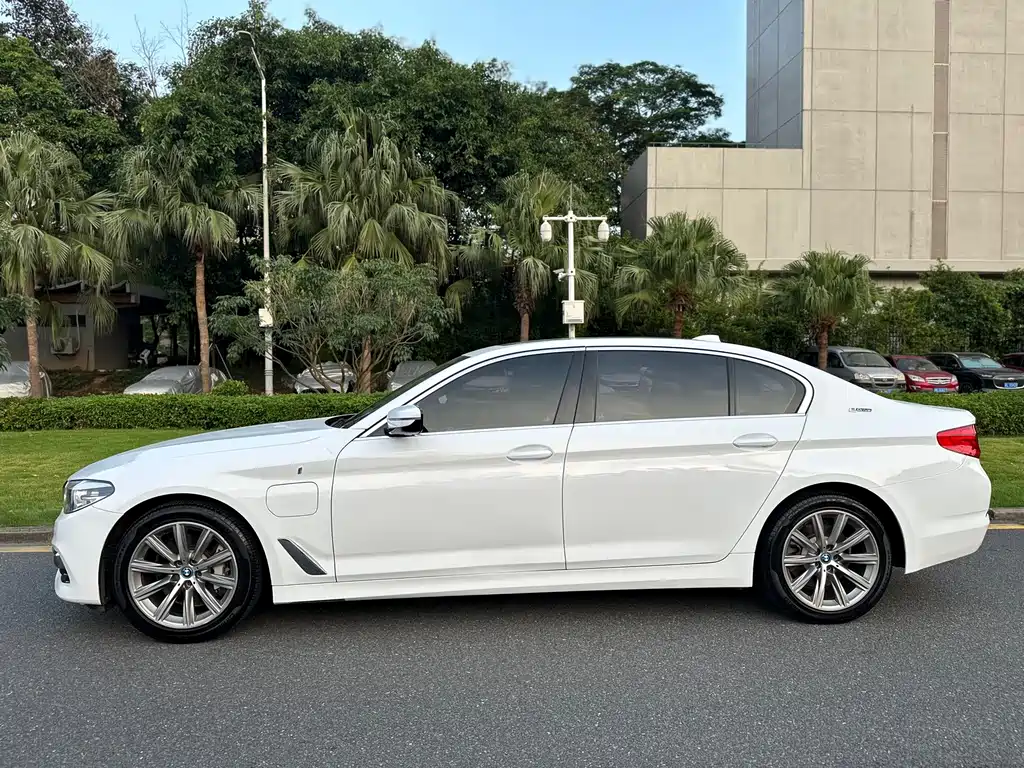 BMW 5 Series New Energy — миниатюра 4