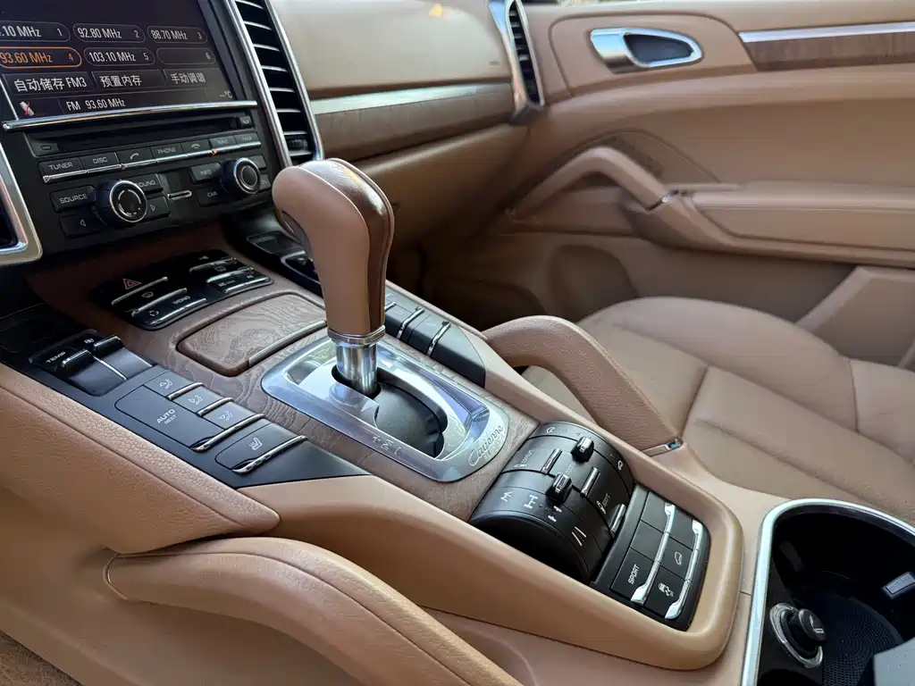 Porsche Cayenne — миниатюра 9
