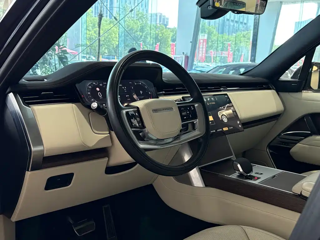 Land Rover Range Rover 2024 3.0 L6 400PS Long Wheelbase мест