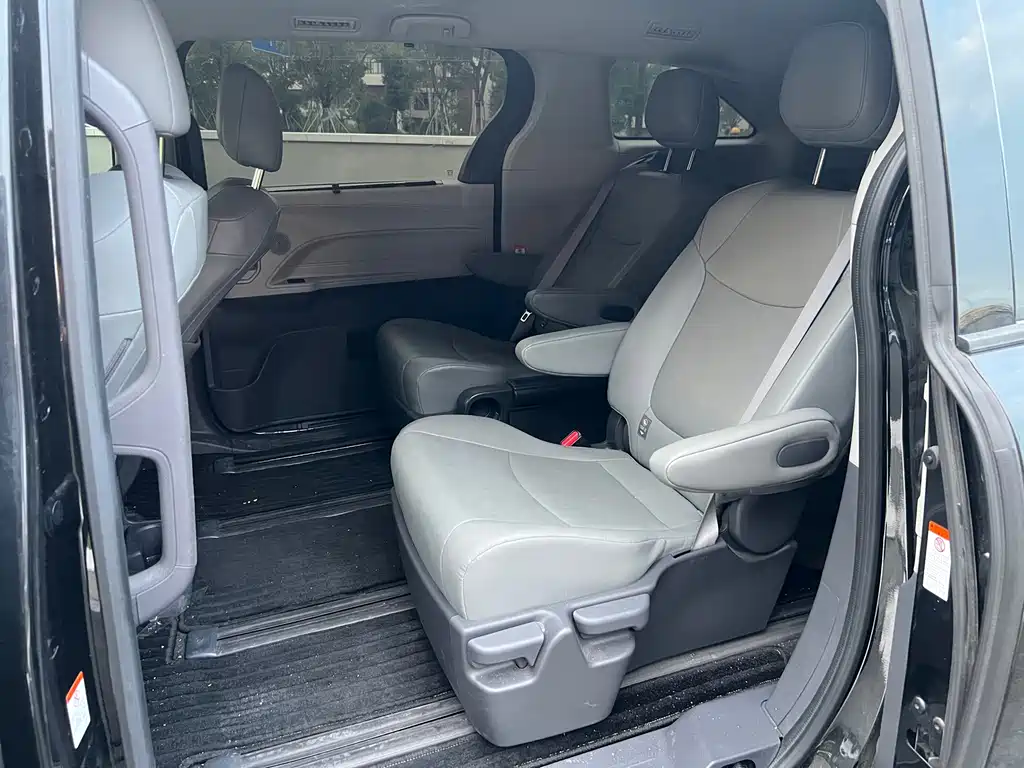 Toyota Granvia — миниатюра 6