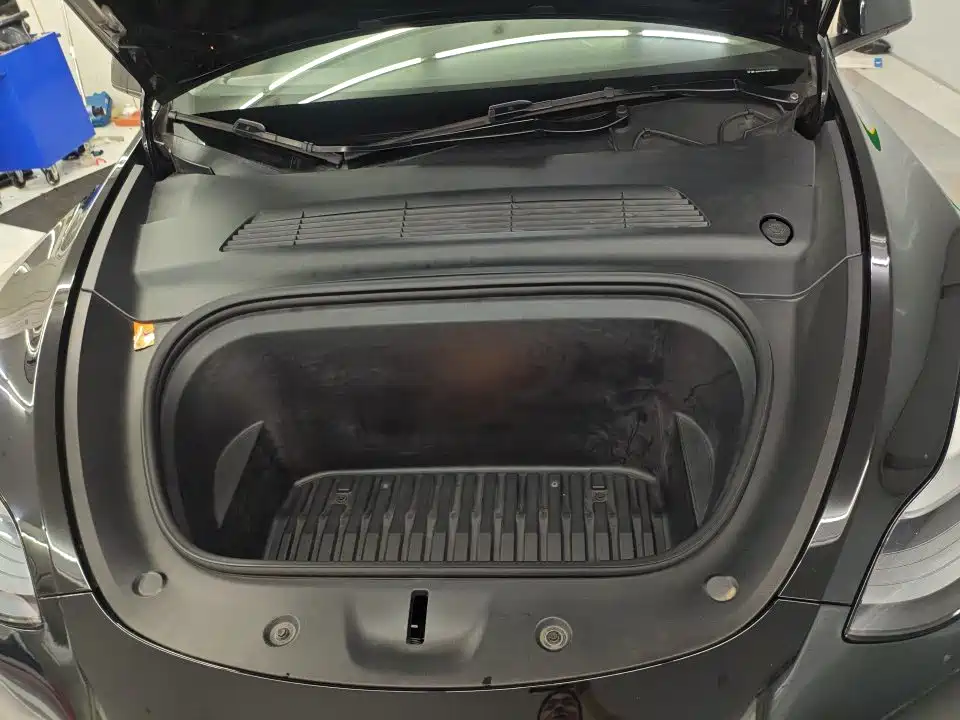 Tesla Model Y — миниатюра 8