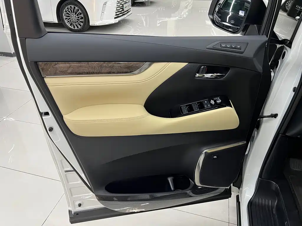 Toyota Vellfire — миниатюра 20