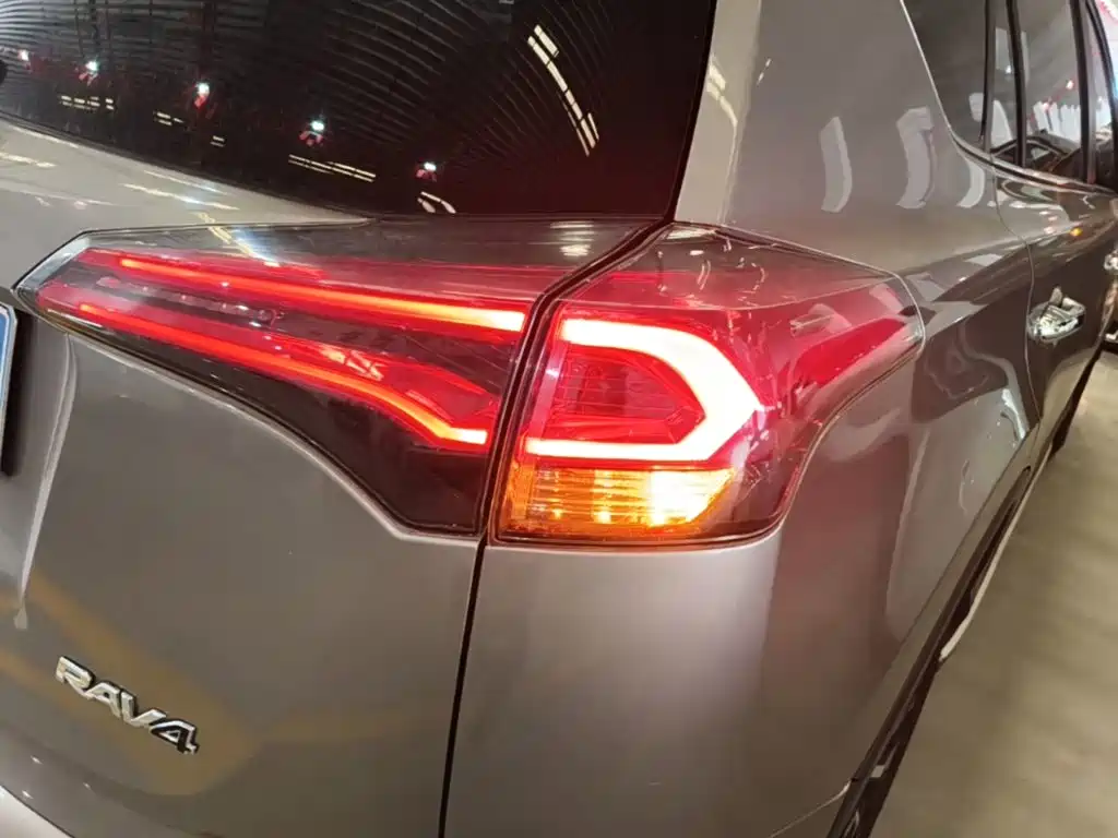 Toyota RAV4 — миниатюра 8