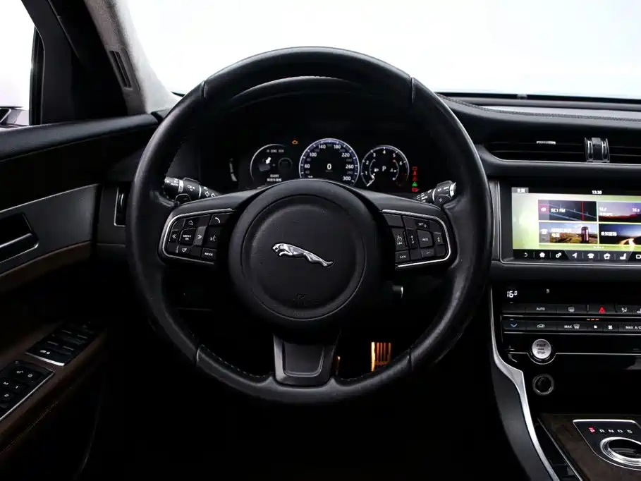 Jaguar XFL — миниатюра 7