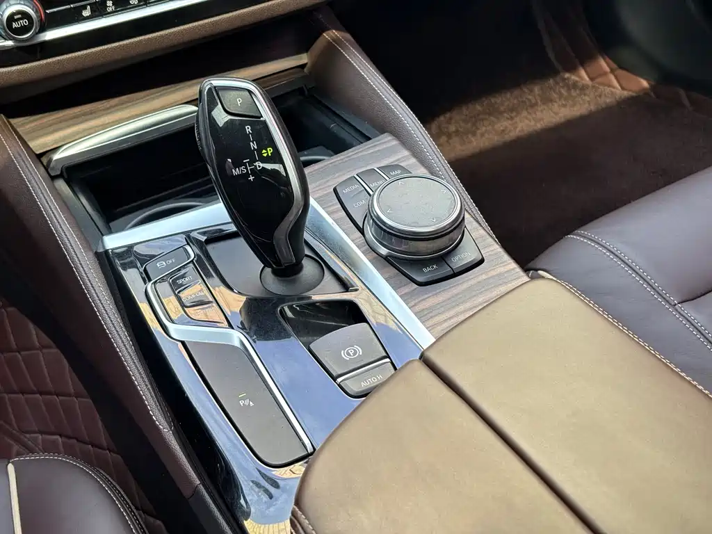 BMW 5 Series — миниатюра 11