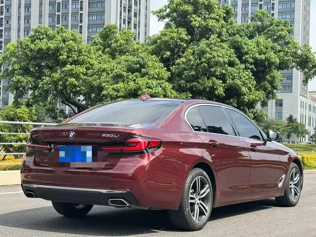 BMW 5 Series — миниатюра 7