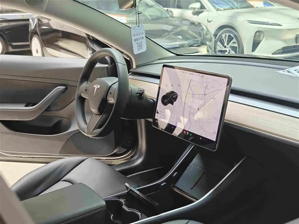 Tesla Model 3 — миниатюра 7