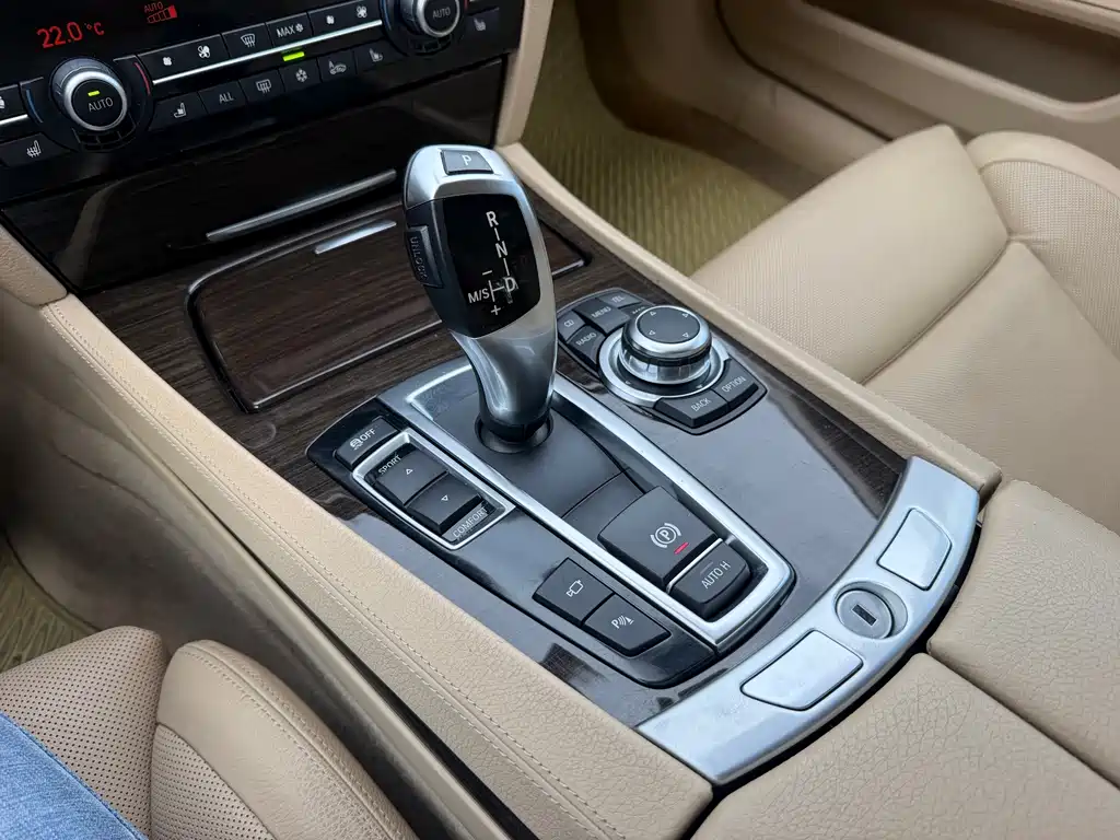 BMW 7 Series — миниатюра 16