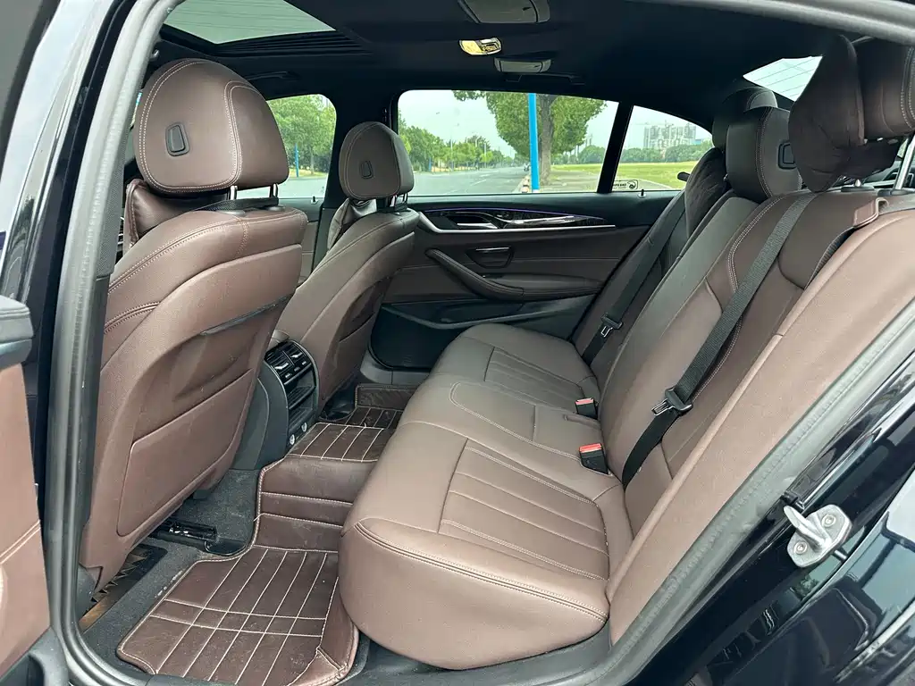 BMW 5 Series — миниатюра 12