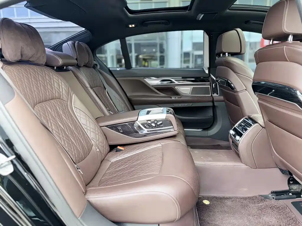 BMW 7 Series — миниатюра 8
