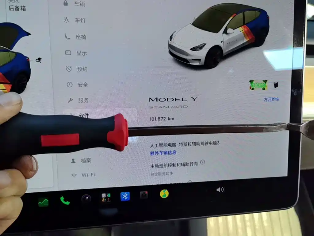Tesla Model Y — миниатюра 12