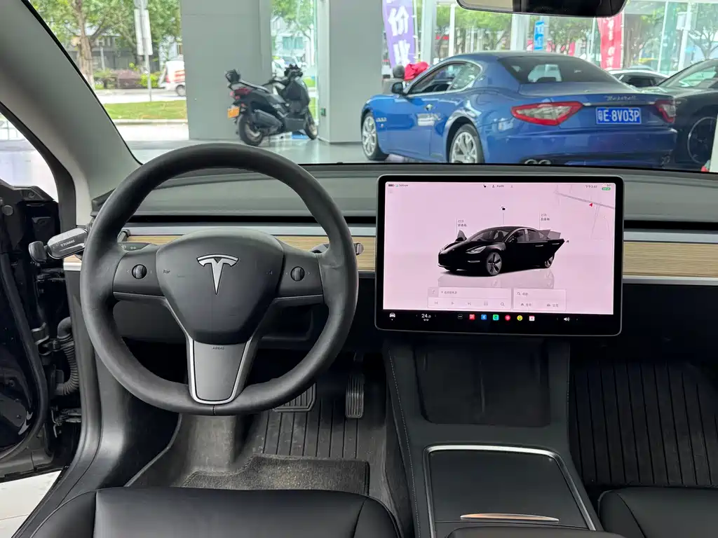Tesla Model 3 — миниатюра 10