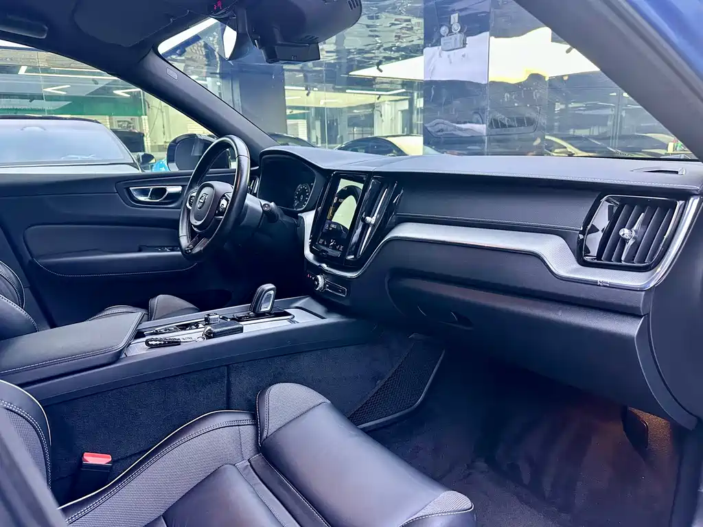 Volvo XC60 PHEV T8 E Drive Hybrid Smart Vision Sport Edition, фото 14