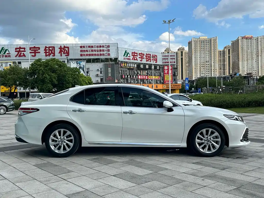 Toyota Camry — миниатюра 5