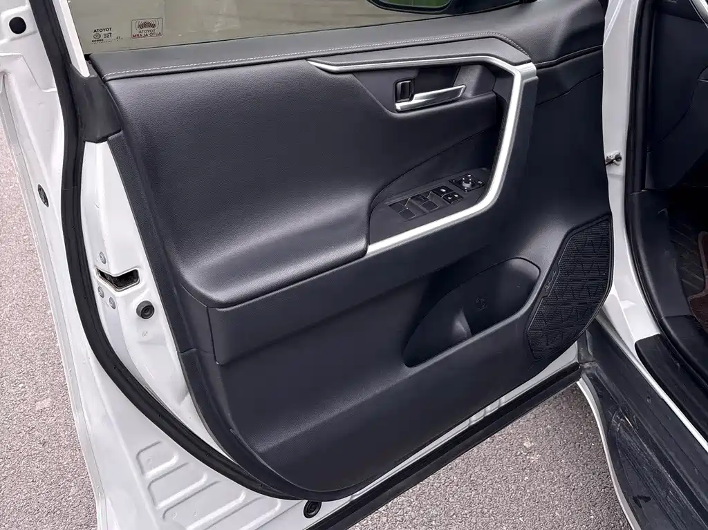 Toyota RAV4 — миниатюра 8