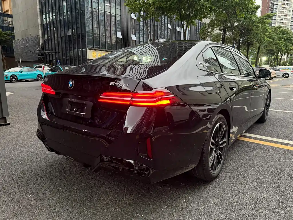 BMW 5 Series — миниатюра 12