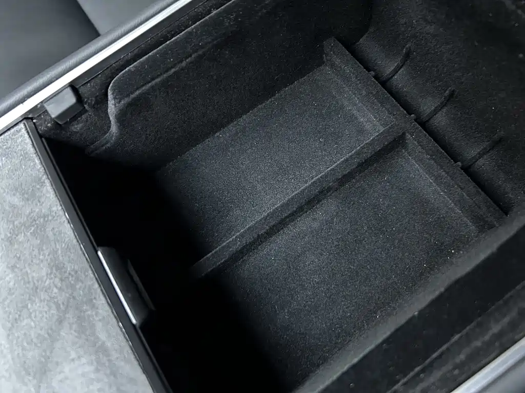 Tesla Model Y — миниатюра 25