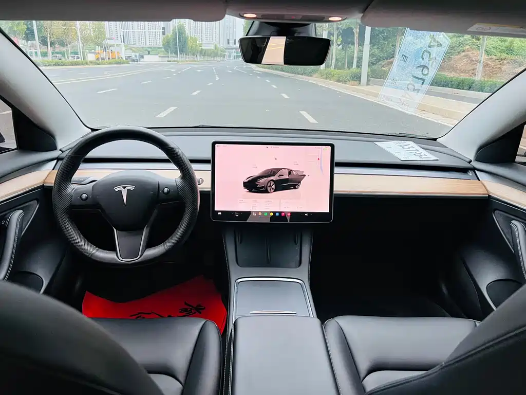 Tesla Model 3 — миниатюра 6