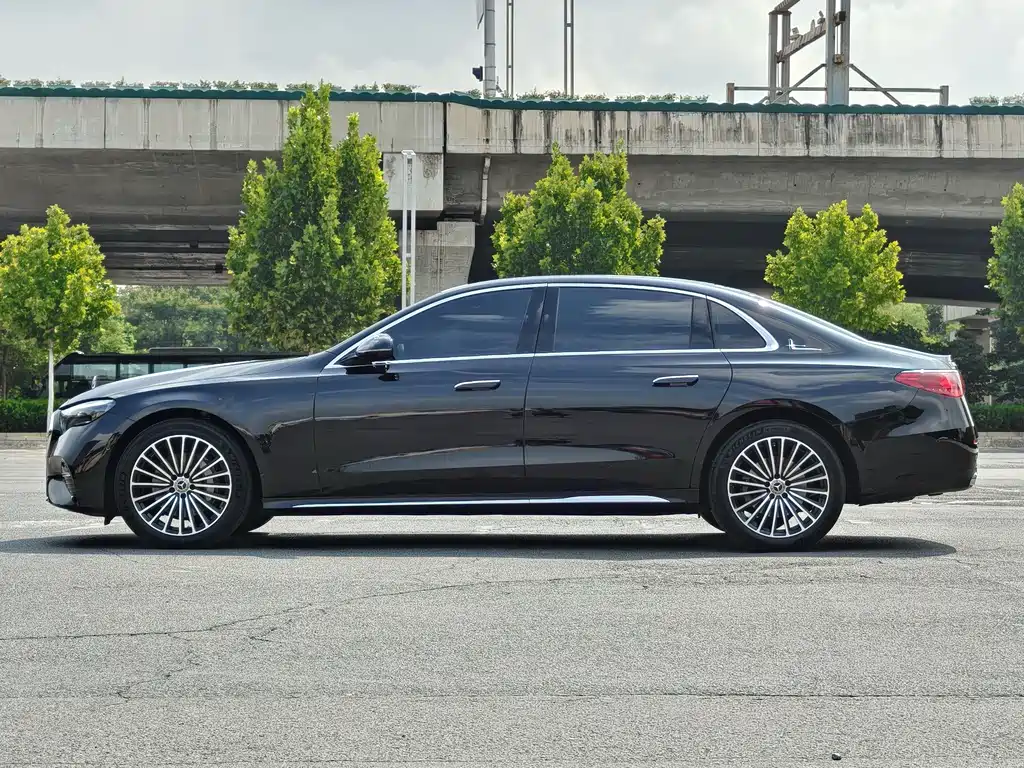 Mercedes-Benz E-Class — миниатюра 7