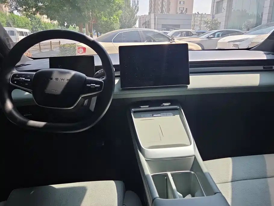 Roewe Young Wai D6 — миниатюра 12
