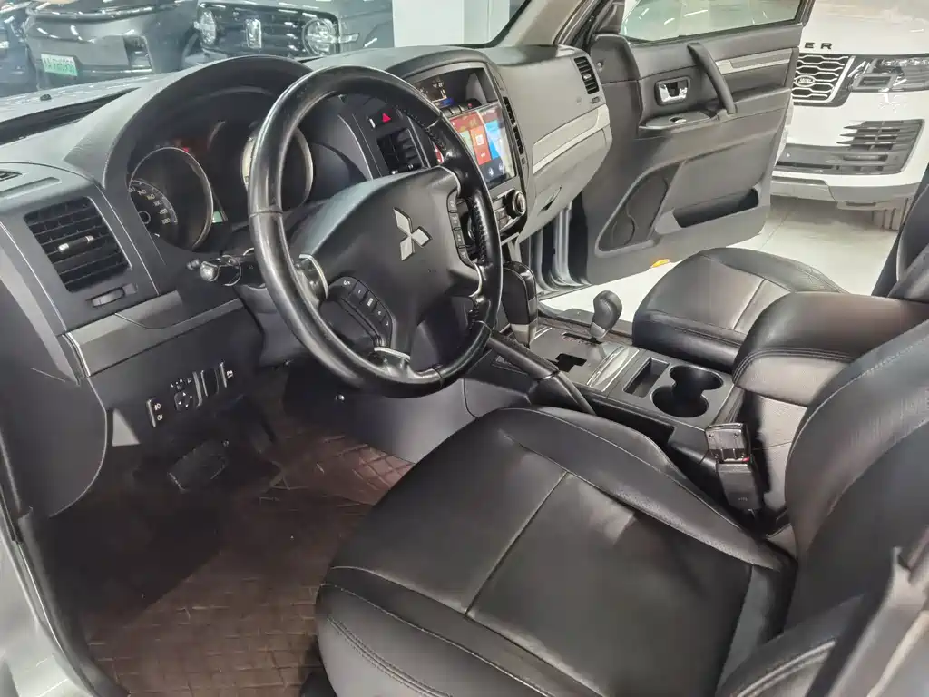 Mitsubishi V93 2011 3.0L AT