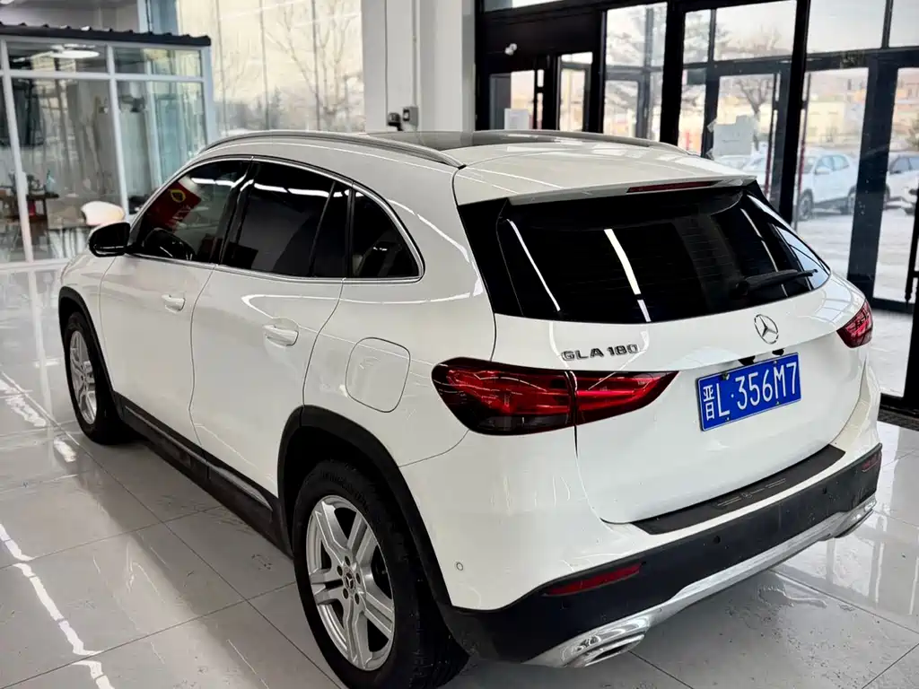 MERCEDES-BENZ GLA