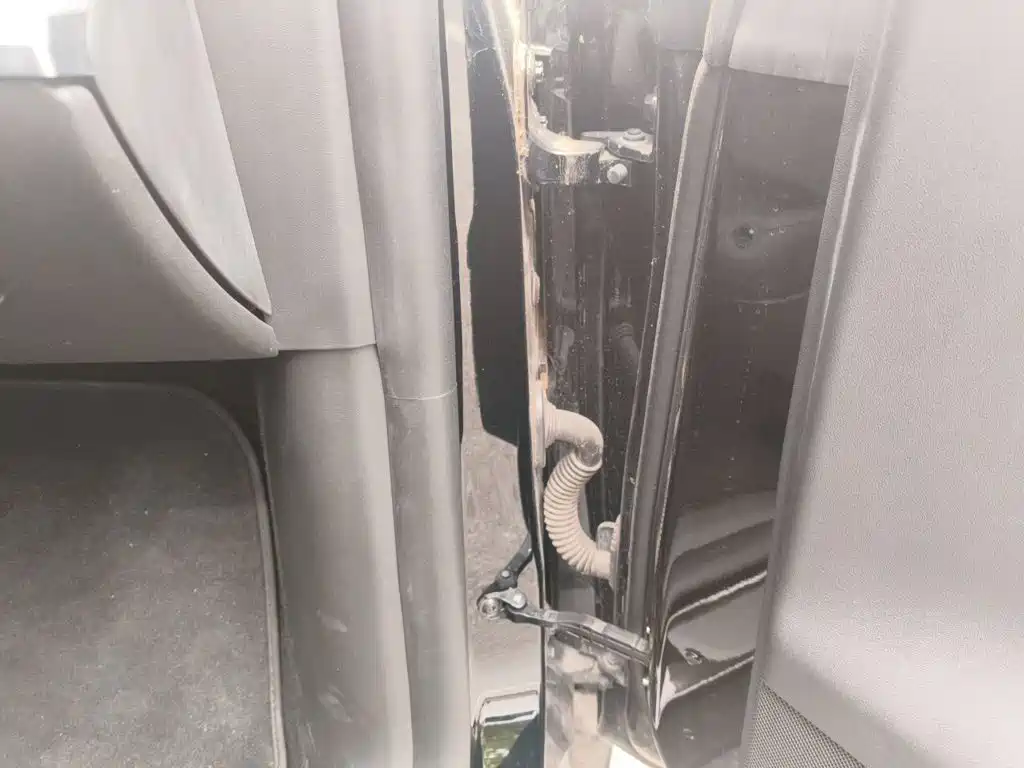 Tesla Model Y — миниатюра 18