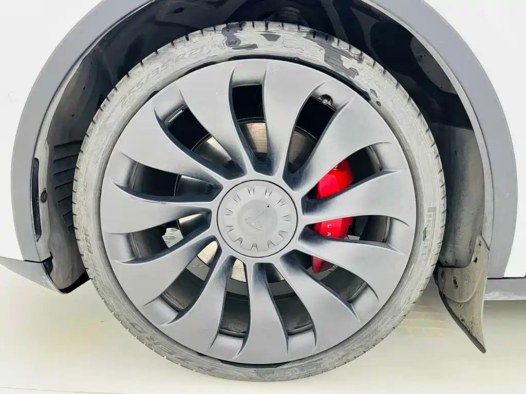 Tesla Model Y — миниатюра 16