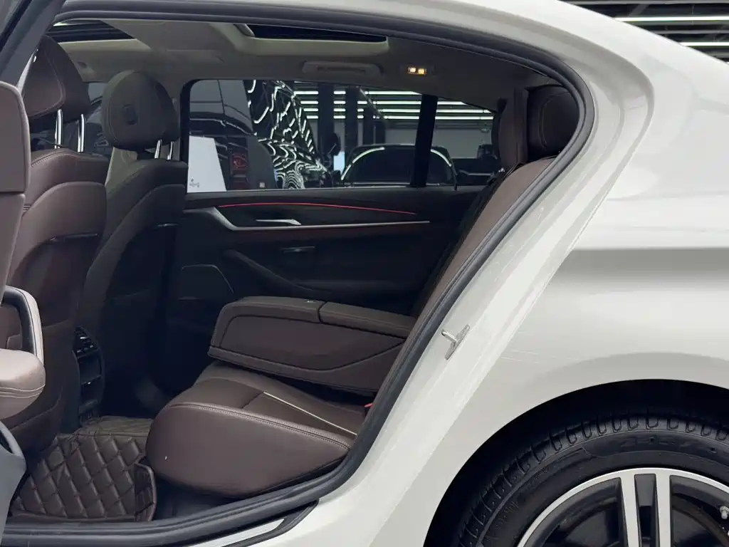BMW 5 Series — миниатюра 9