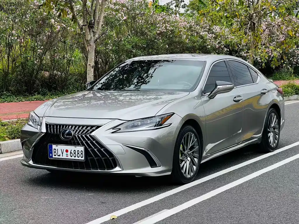 Lexus ES 2022