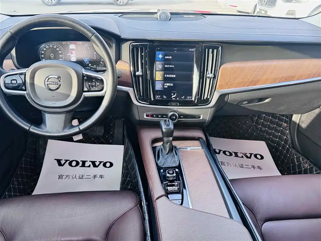 VOLVO S90