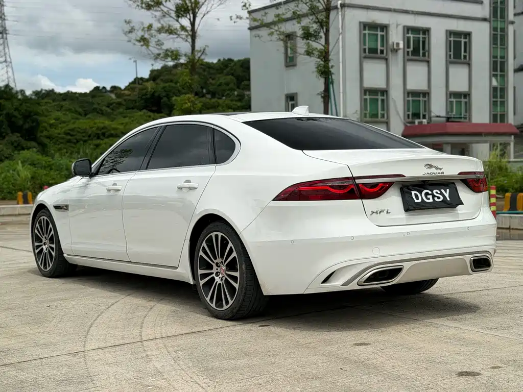 Jaguar XFL — миниатюра 6