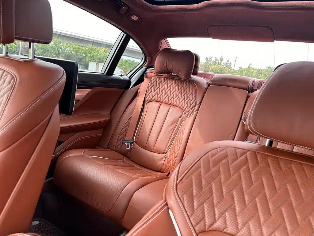 BMW 7 Series — миниатюра 35