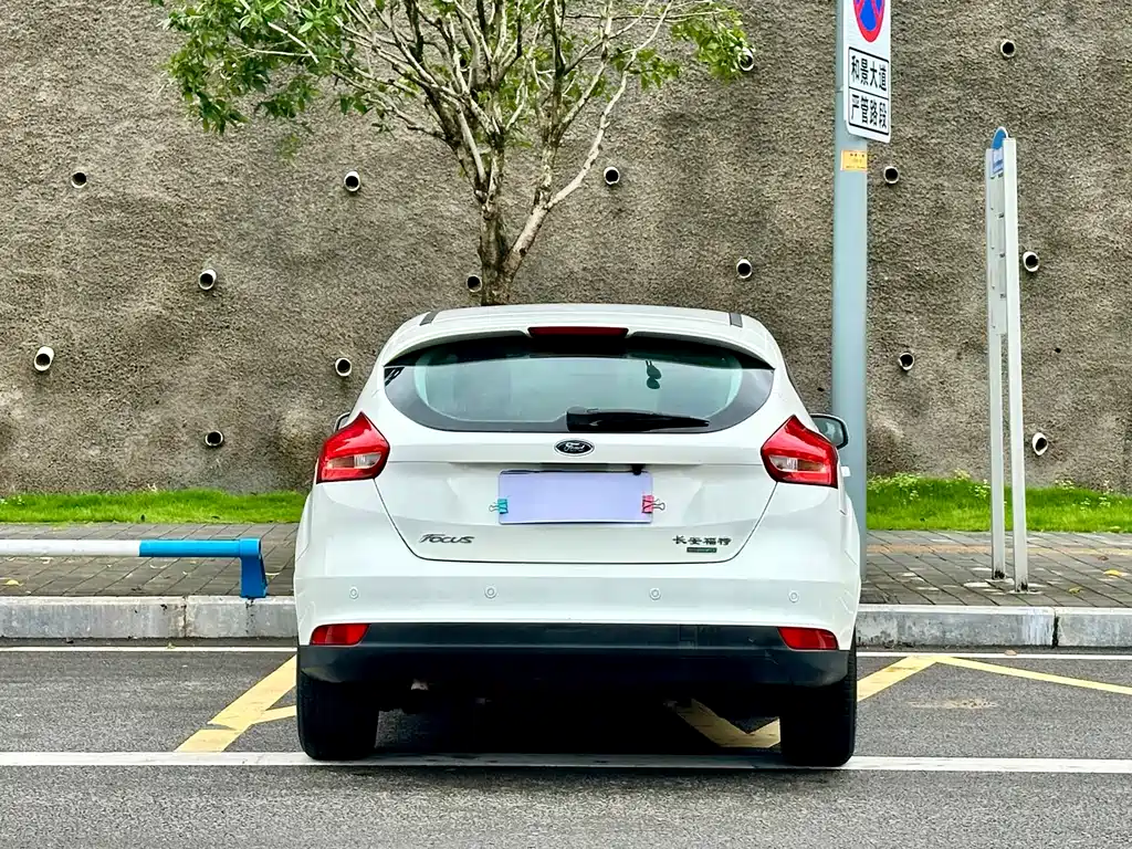Ford Focus 2015 EcoBoost 125 AT