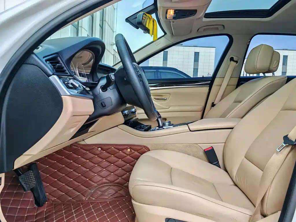 BMW 5 Series — миниатюра 13