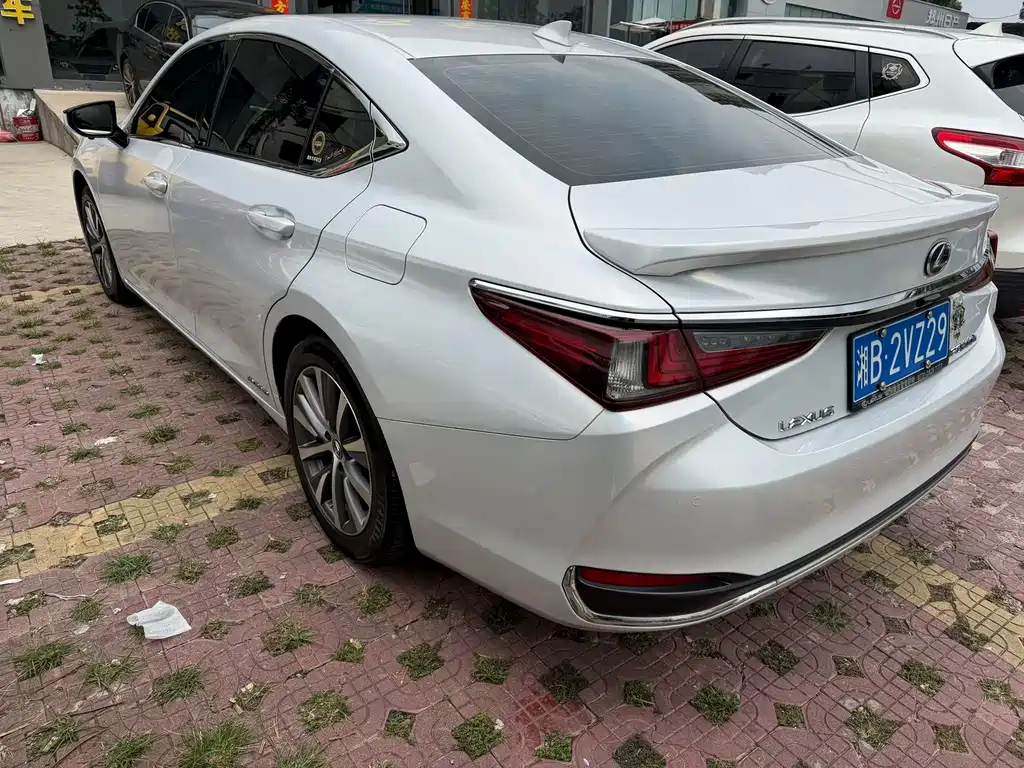 Lexus ES 2018 300h V
