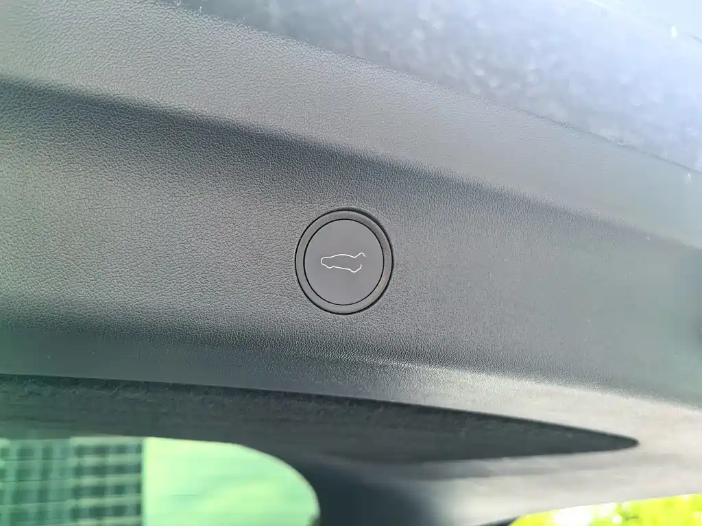 Tesla Model Y — миниатюра 13