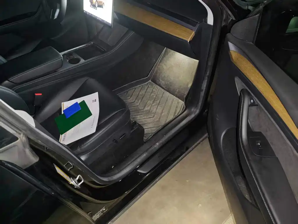 Tesla Model Y — миниатюра 5