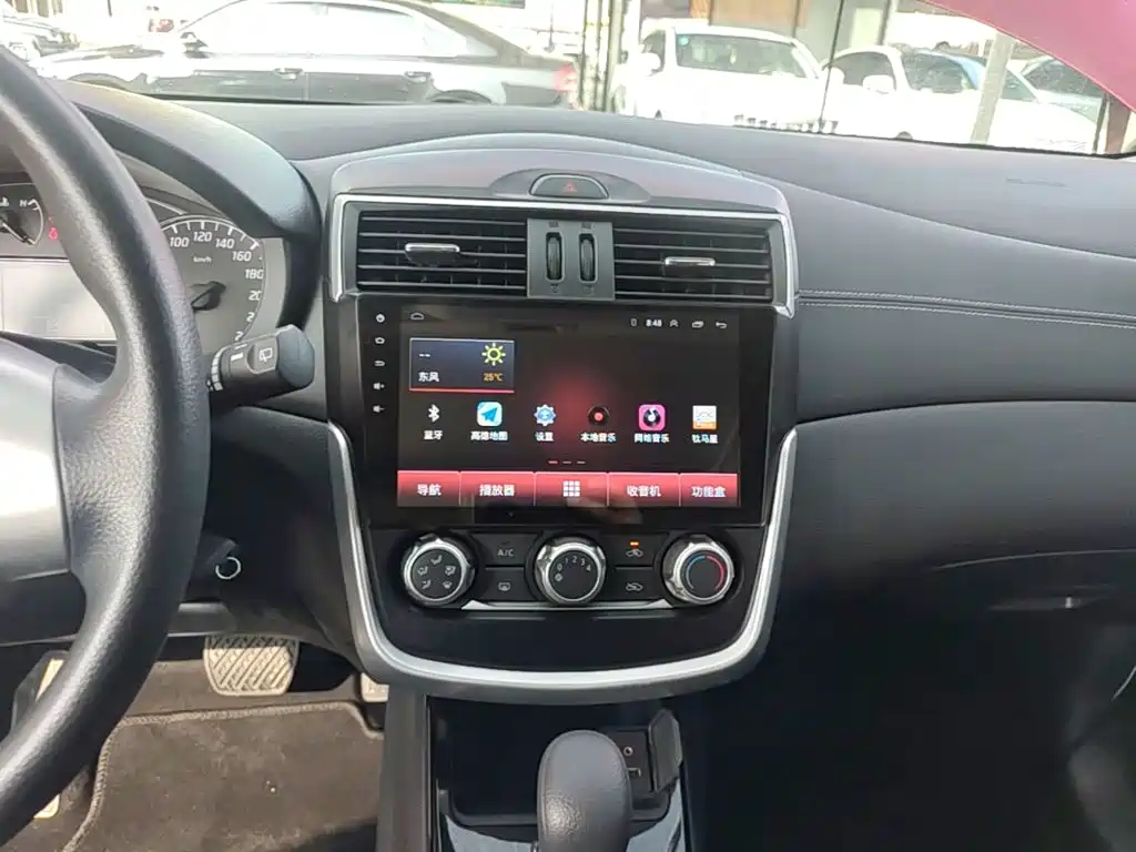 Nissan Tiida — миниатюра 13