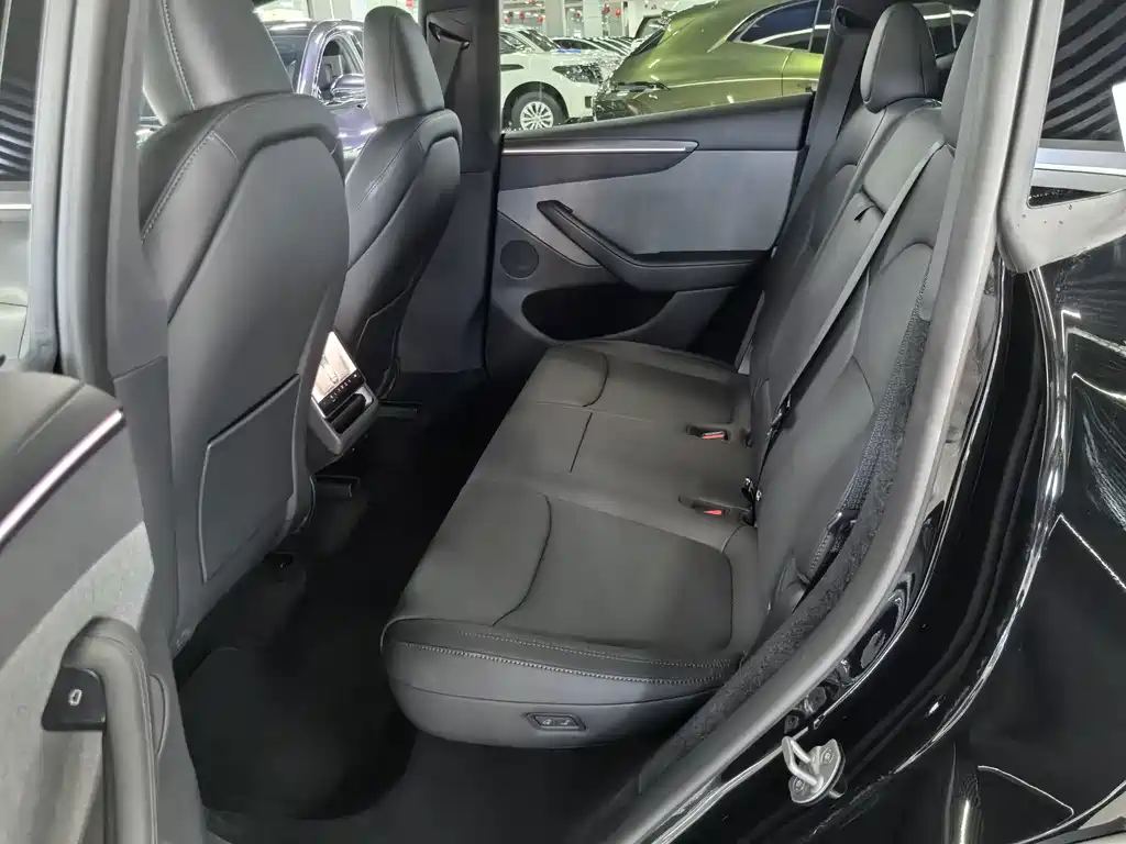 Tesla Model Y — миниатюра 16