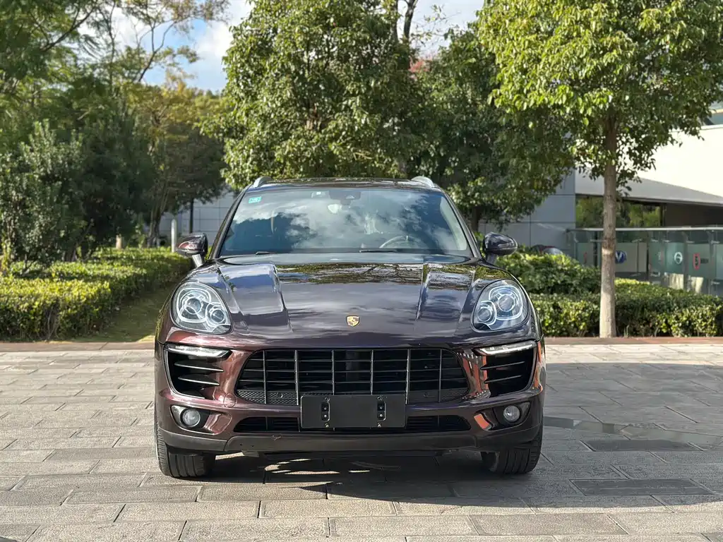 PORSCHE MACAN